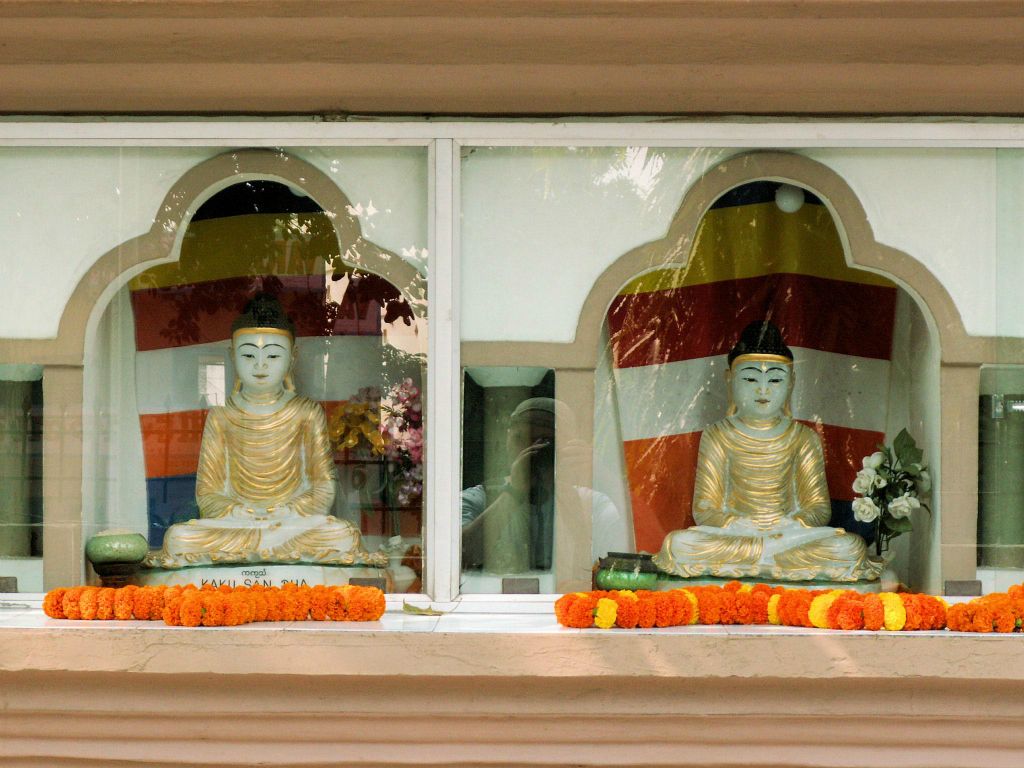INDIA - SARNATH - twee boeddhabeelden