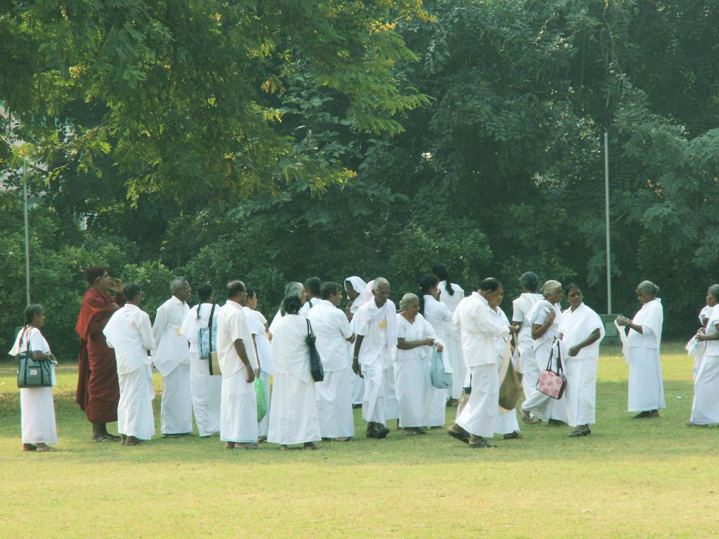 INDIA - SARNATH - enkele tempel bezoekers