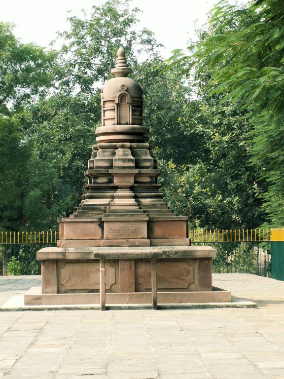 INDIA - SARNATH - de crematieplaats van Anagarika Dharmapala (1864-1933)