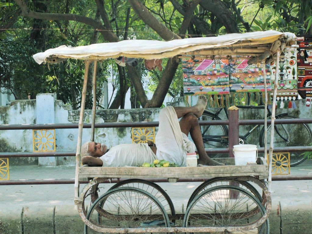 INDIA - SARNATH - een man die aan rusten is