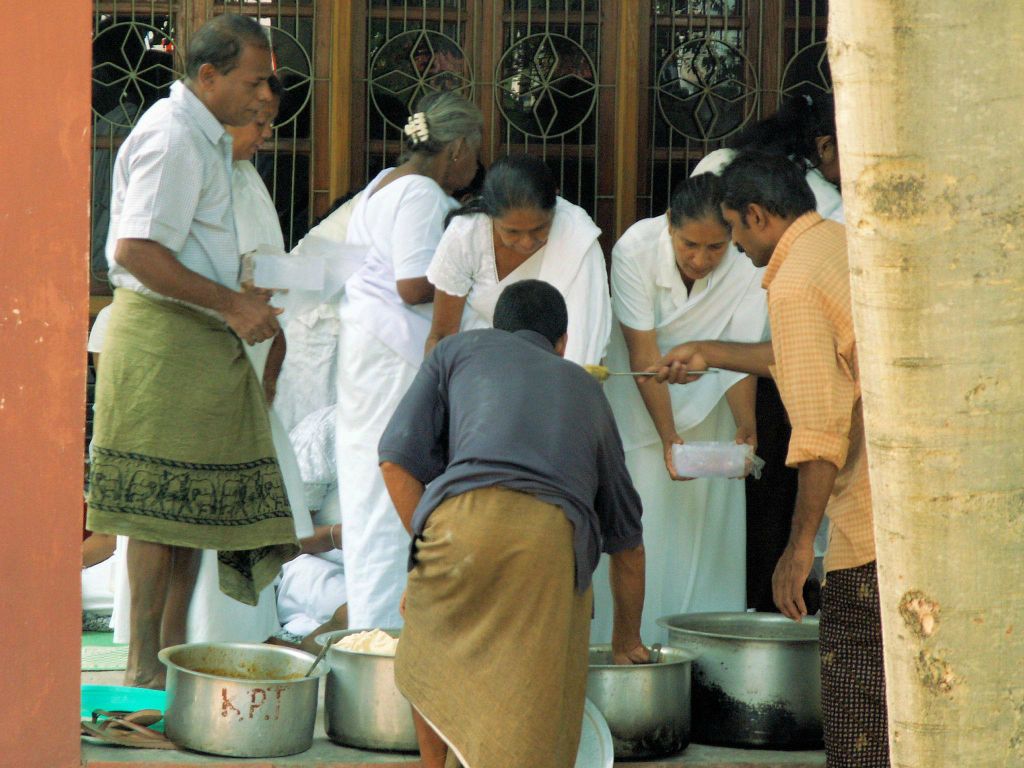 INDIA - SARNATH - het uitdelen van eten