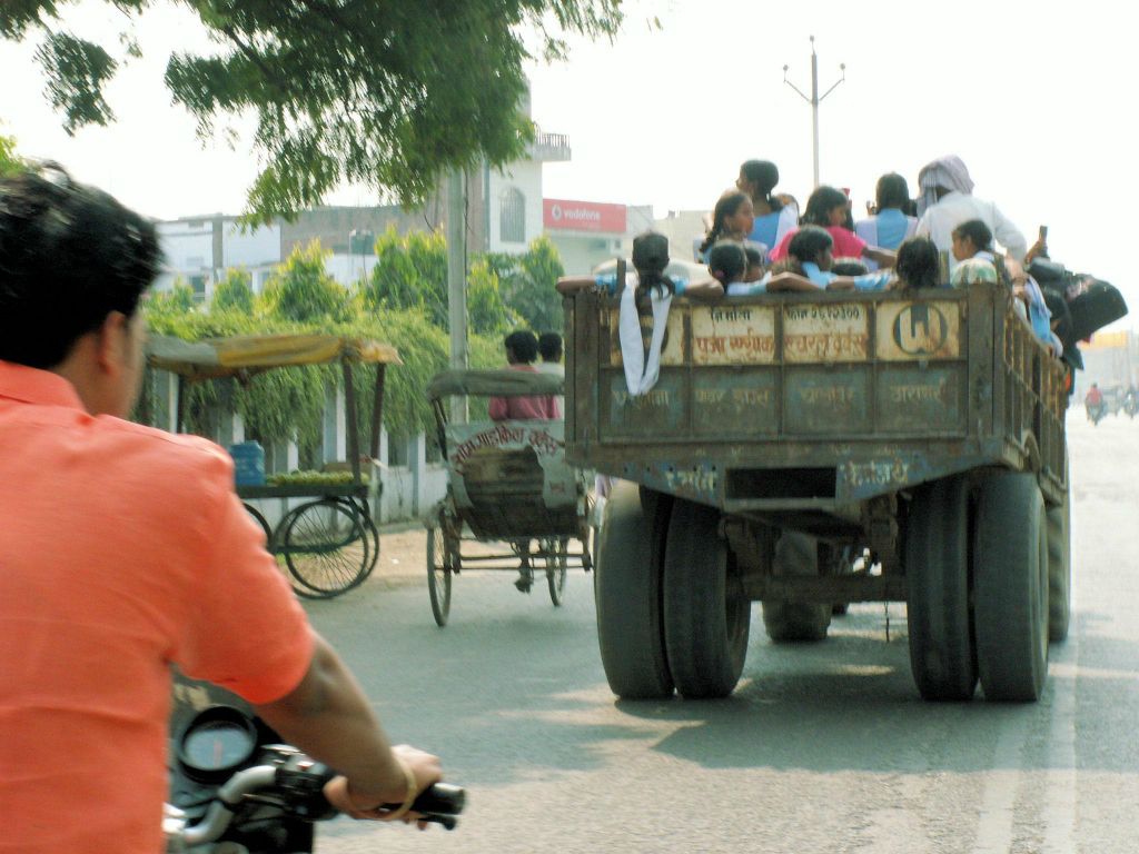 INDIA - VARANASI - een vrachtwagen met mensen