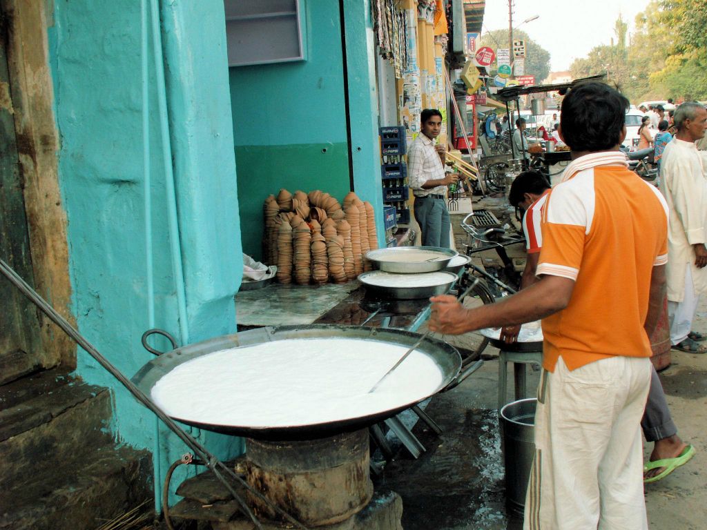 INDIA - VARANASI - het bereiden van kheer (Indiase rijstpudding)