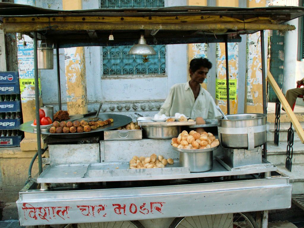 INDIA - VARANASI - een kraam met diverse gefrituurde deegwaren