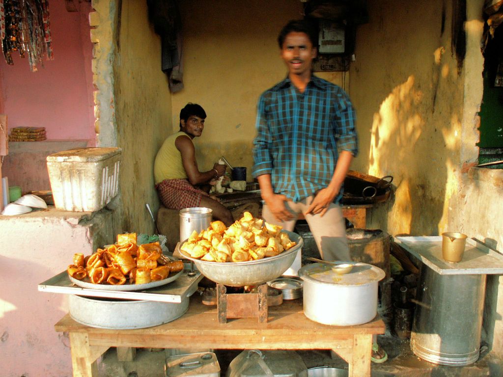 INDIA - VARANASI - een kraam met diverse gefrituurde deegwaren