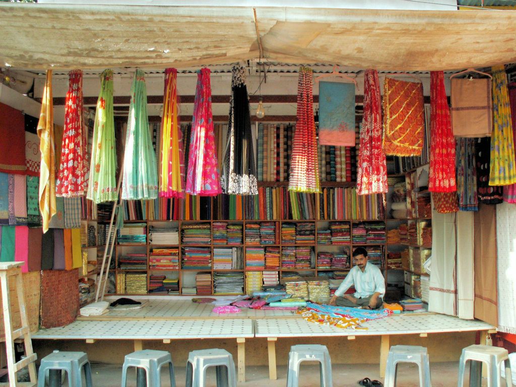 INDIA - VARANASI - een stoffenwinkel