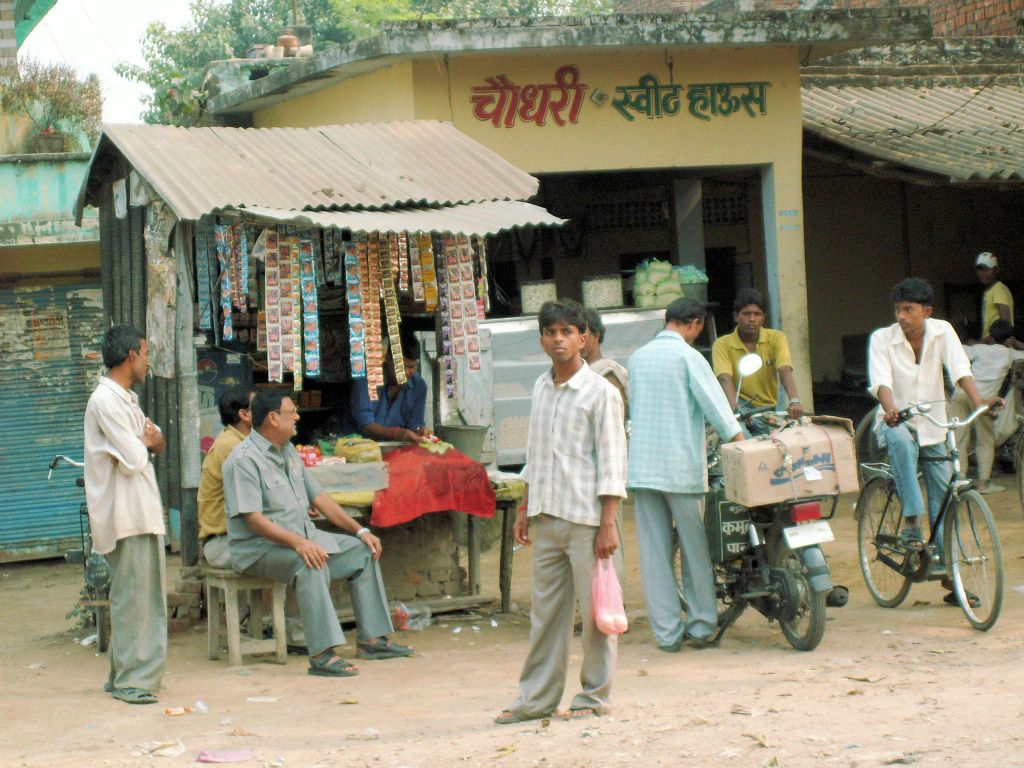 INDIA - VARANASI -> SHIVPATINAGAR - een kraam met Indiaas snoep