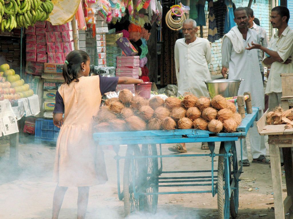 INDIA - VARANASI -> SHIVPATINAGAR - een kokosnoot kraam
