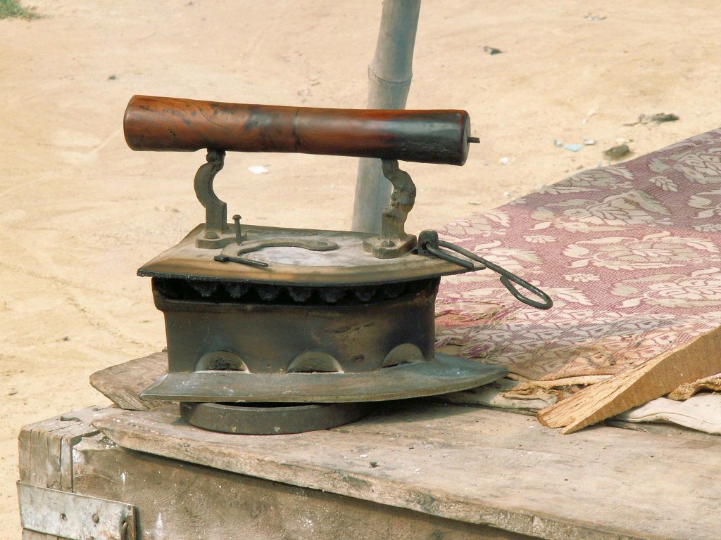 INDIA - VARANASI -> SHIVPATINAGAR - een strijkijzer