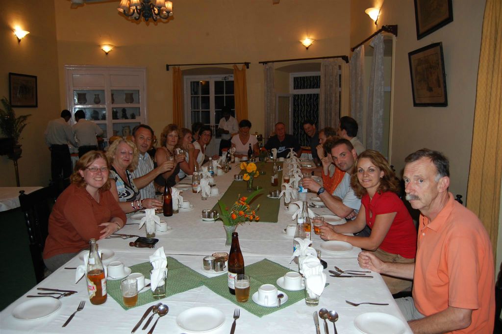 INDIA - SHIVPATINAGAR - Carlos en groepsgenoten aan tafel
