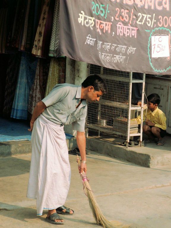 INDIA - SHIVPATINAGAR -> CHITWAN NP - een man die aan het vegen is