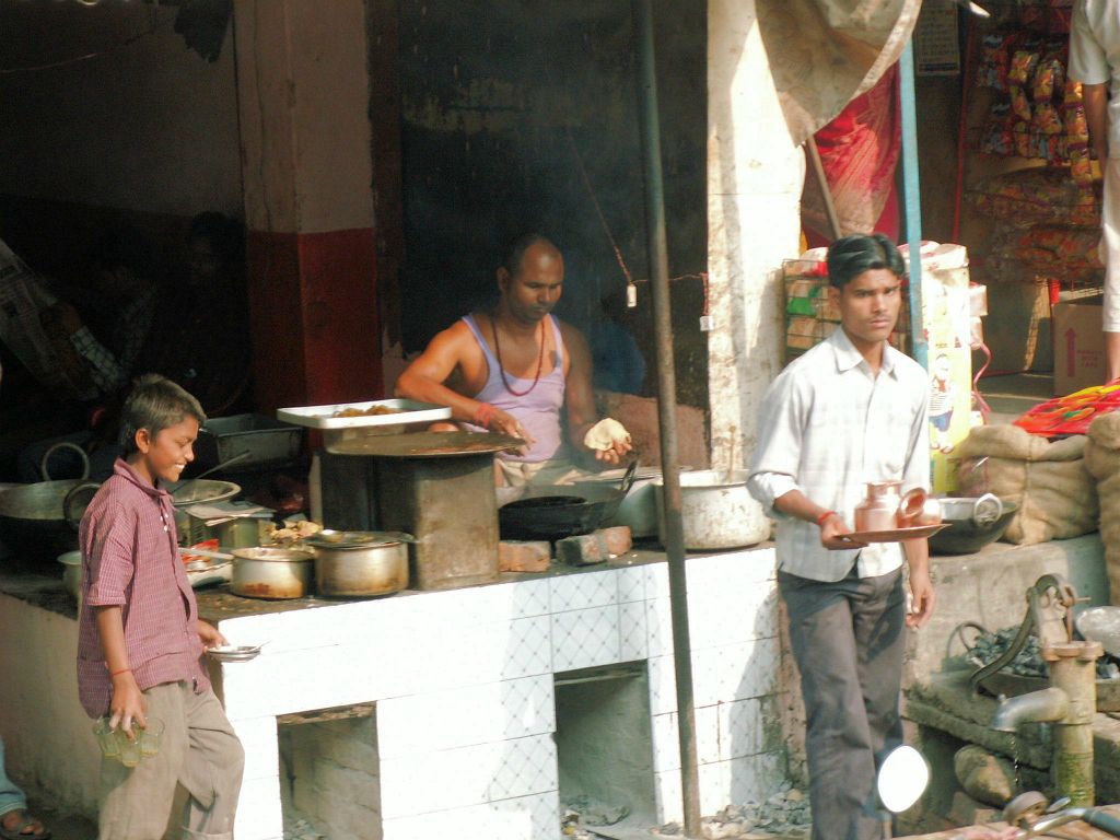 INDIA - SHIVPATINAGAR -> CHITWAN NP - een restaurant