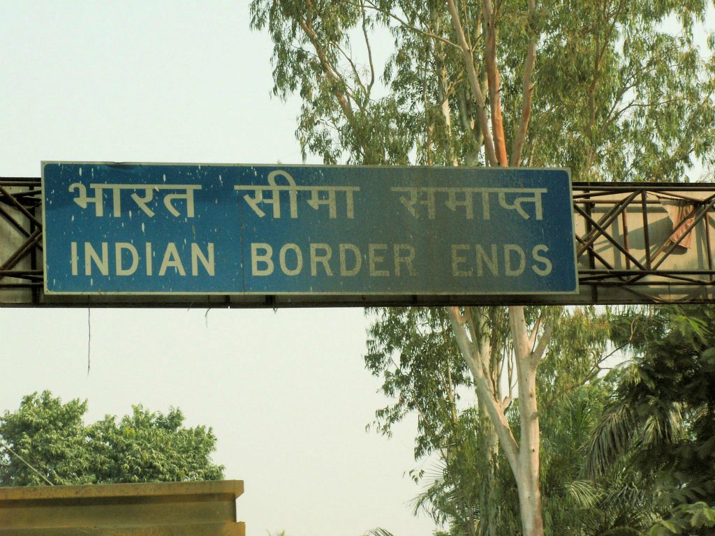 INDIA - SHIVPATINAGAR -> CHITWAN NP - een bord bij een grens