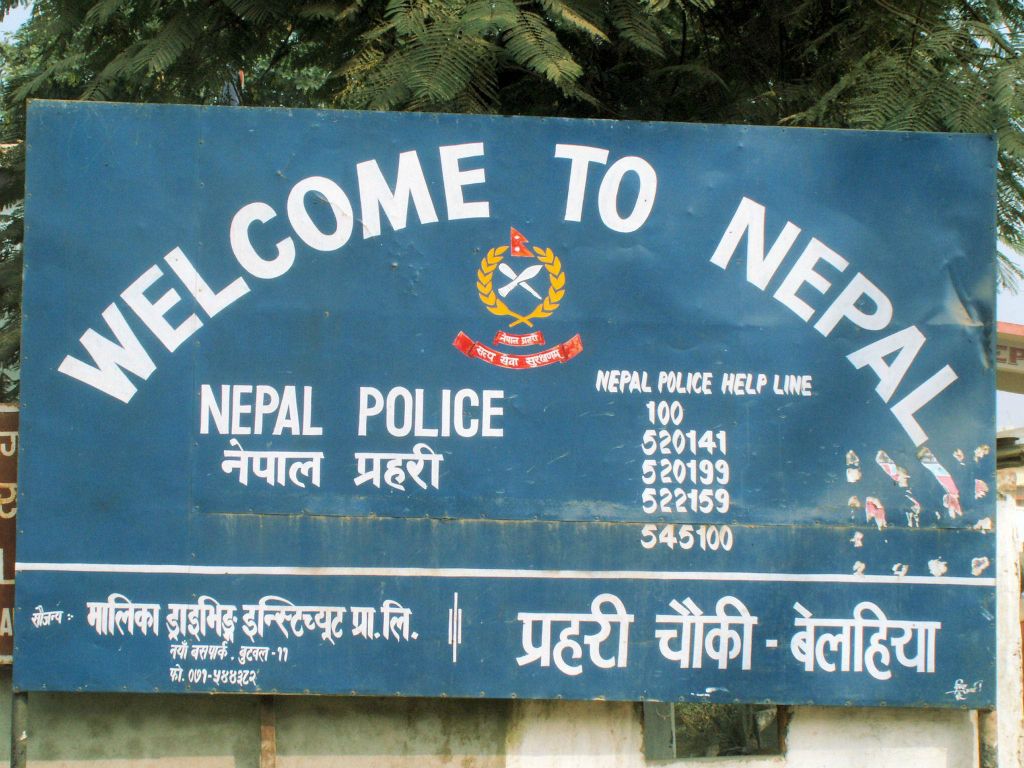 INDIA - SHIVPATINAGAR -> CHITWAN NP - een bord bij een grens