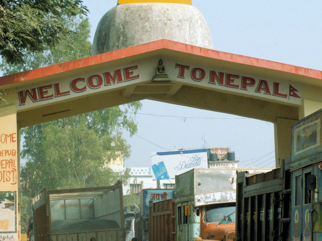 INDIA - SHIVPATINAGAR -> CHITWAN NP - een toegangspoort bij een grens