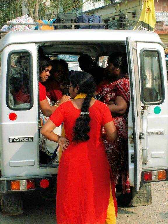 NEPAL - SHIVPATINAGAR -> CHITWAN NP - enkele Indiase vrouwen die zich in een jeep proppen