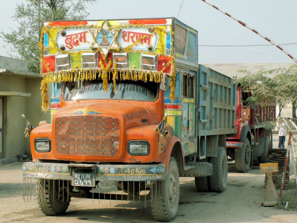 NEPAL - SHIVPATINAGAR -> CHITWAN NP - Nepalese vrachtwagen bij de grens