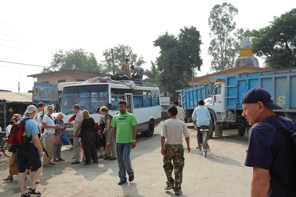 NEPAL - SHIVPATINAGAR -> CHITWAN NP - bij de grens wordt onze bagage op een Nepalese bus gedaan
