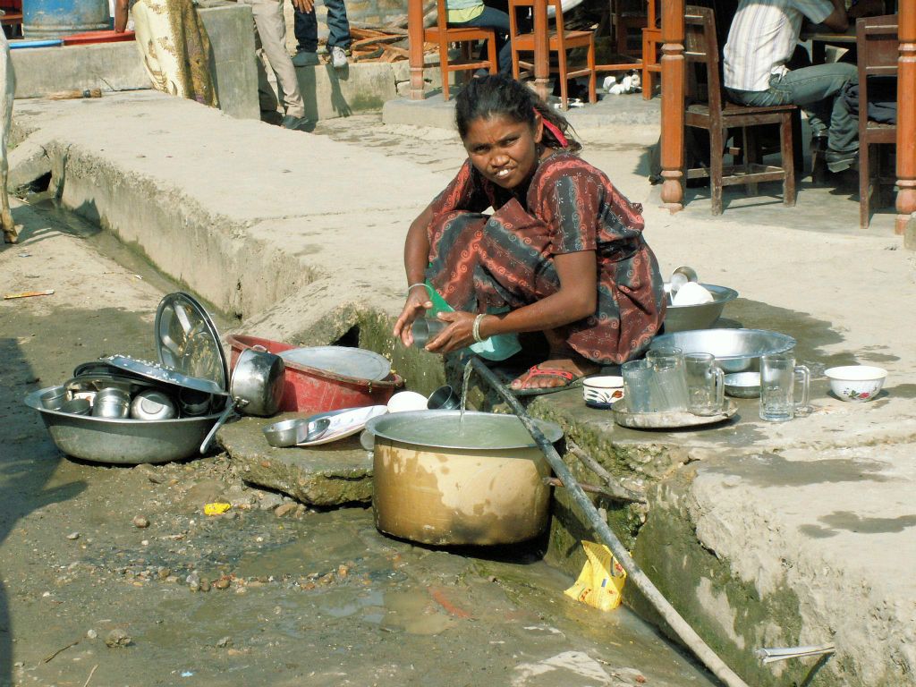 NEPAL - SHIVPATINAGAR -> CHITWAN NP - een vrouw die aan het afwassen is