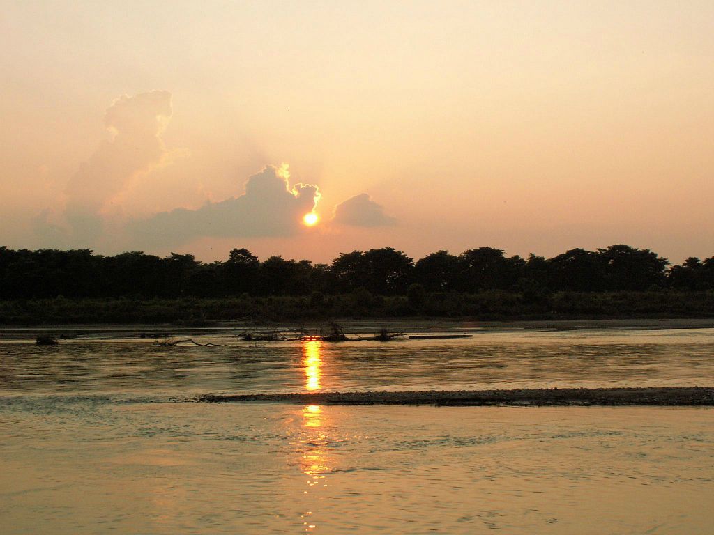 NEPAL - CHITWAN NP - een zonsondergang bij een rivier