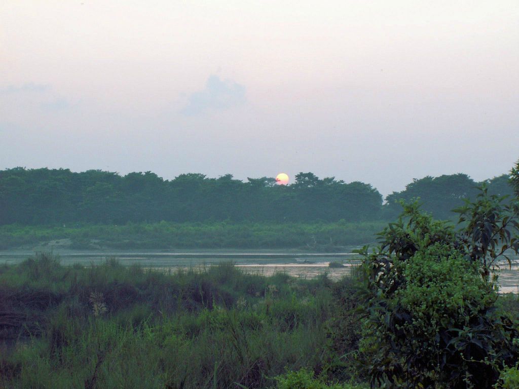 NEPAL - CHITWAN NP - een zonsondergang bij een rivier