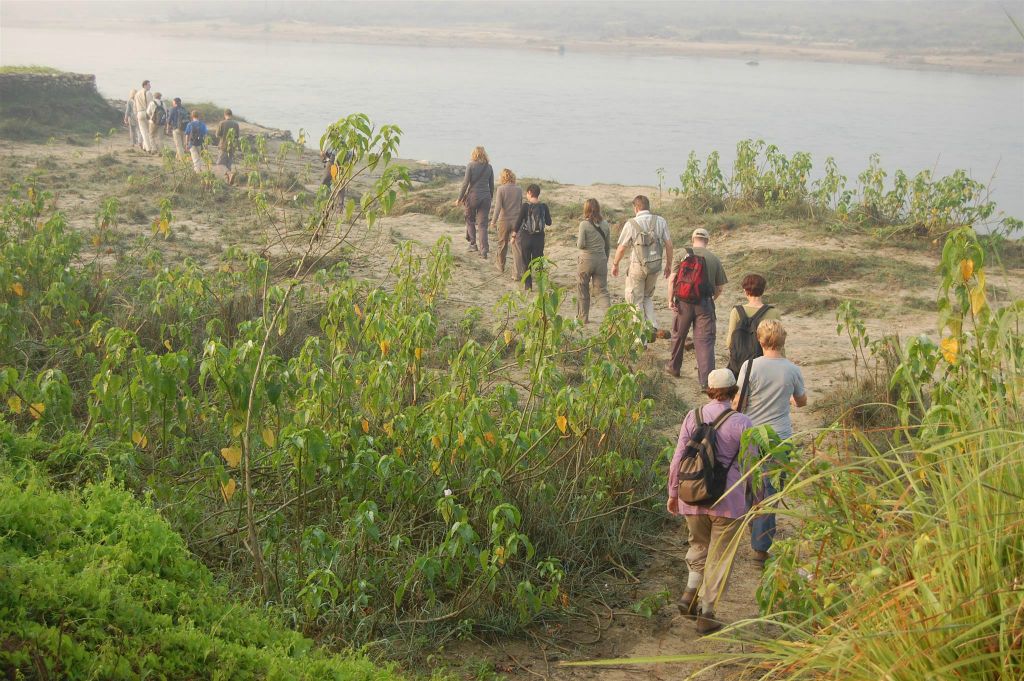 NEPAL - CHITWAN NP - Carlos en groepsgenoten onderweg