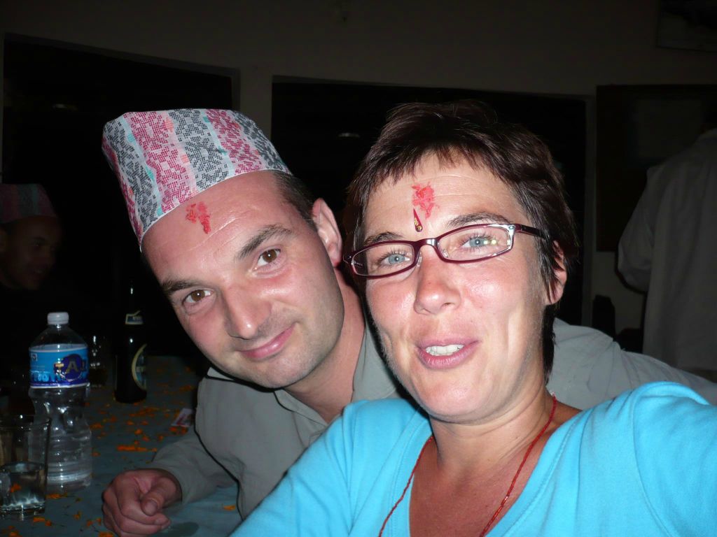 NEPAL - CHITWAN NP - Carlos en Mariska versierd voor het diwali feest