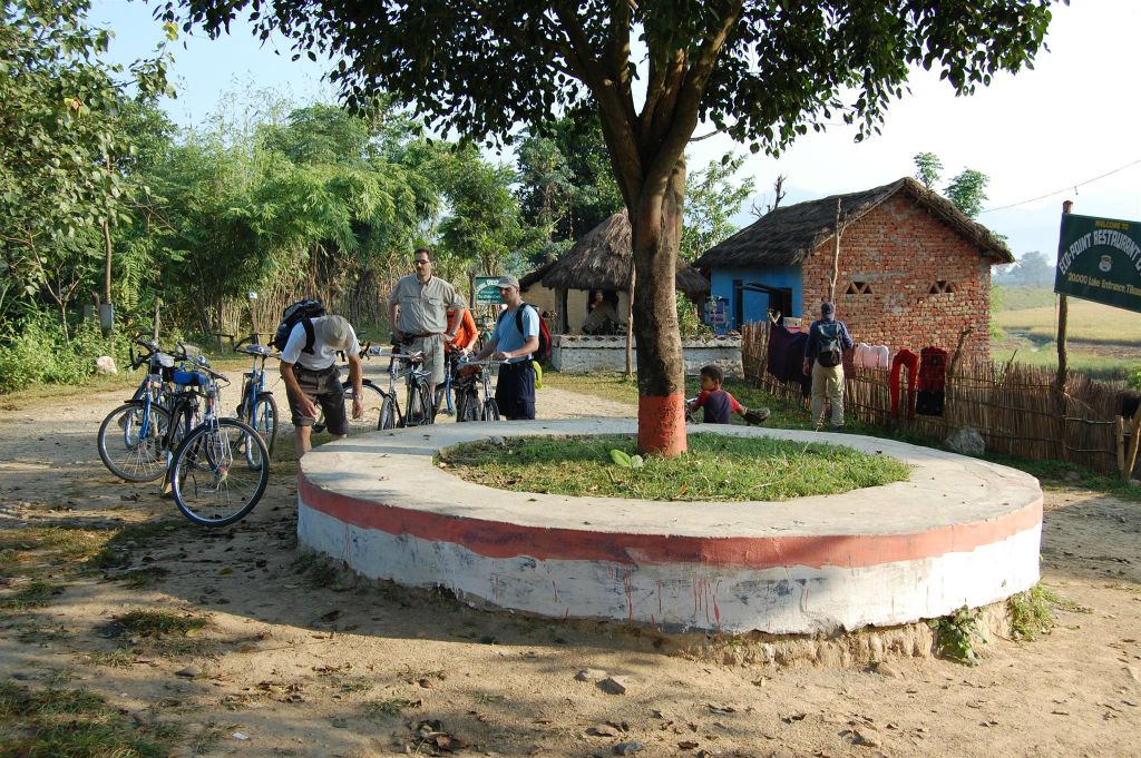 NEPAL - CHITWAN NP - Carlos en groepsgenoten onderweg naar Bis Hajaar Tal (20.000 lake)