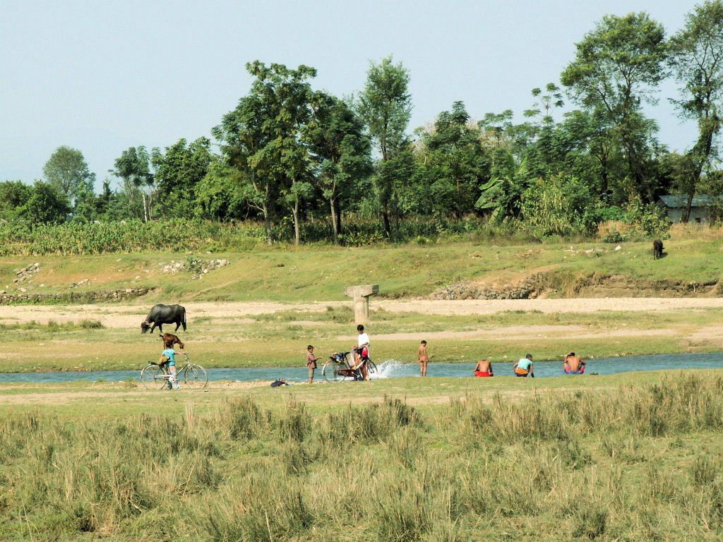 NEPAL - CHITWAN NP - enkele kinderen aan het zwemmen
