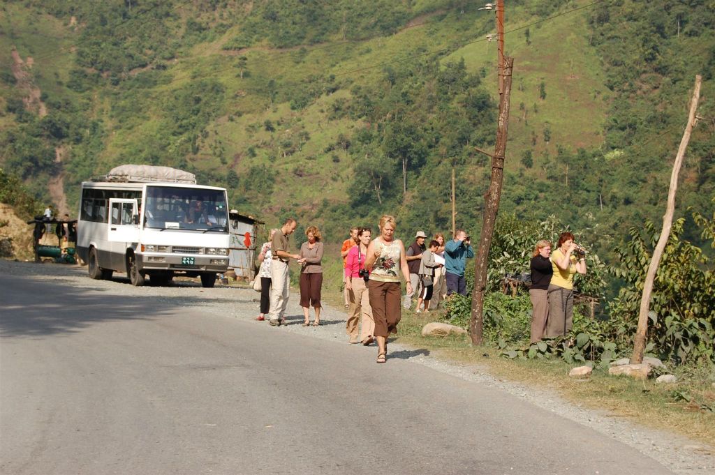NEPAL - CHITWAN NP -> POKHARA - Carlos en groepsgenoten bij een fotostop