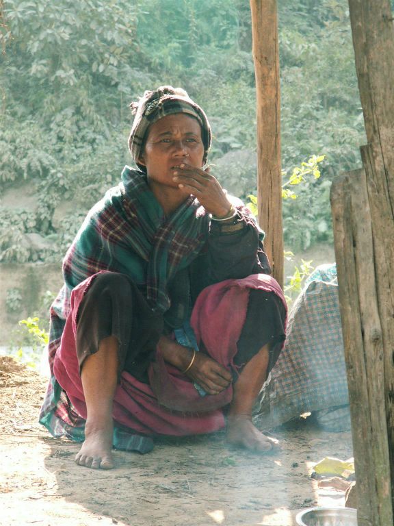 NEPAL - CHITWAN NP -> POKHARA - een vrouw