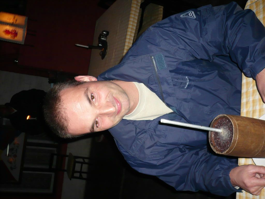 NEPAL - POKHARA - Carlos met zijn Tibetaans bier (Chang)