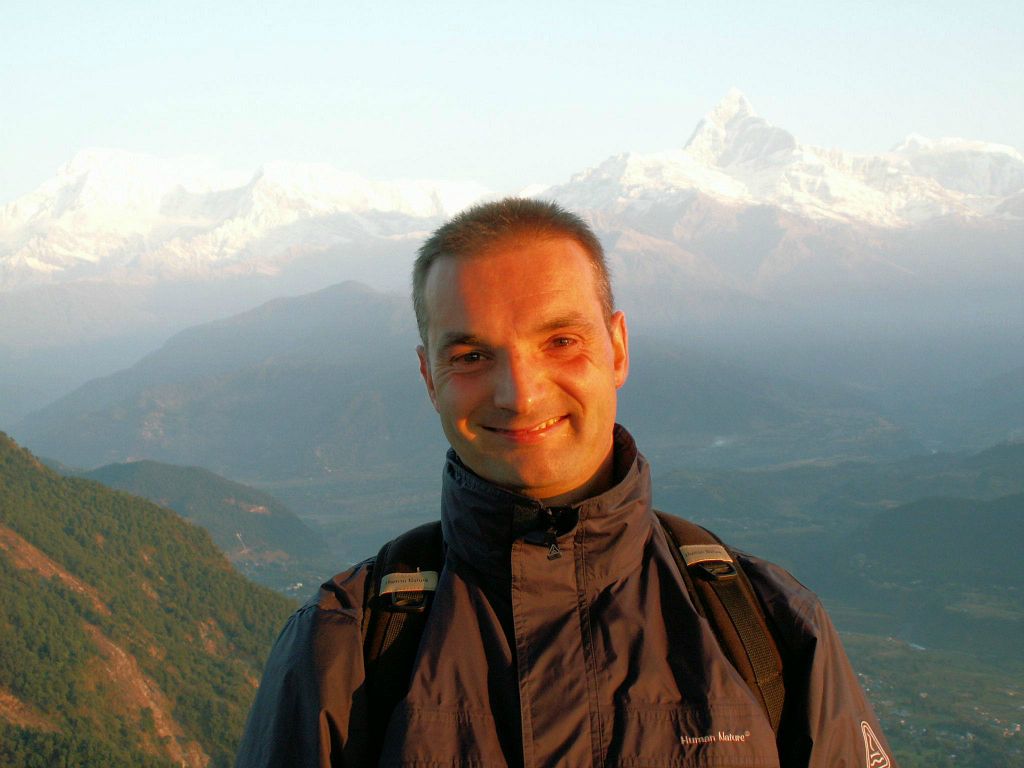 NEPAL - POKHARA - Carlos bij de zonsopgang bij Sarangkot