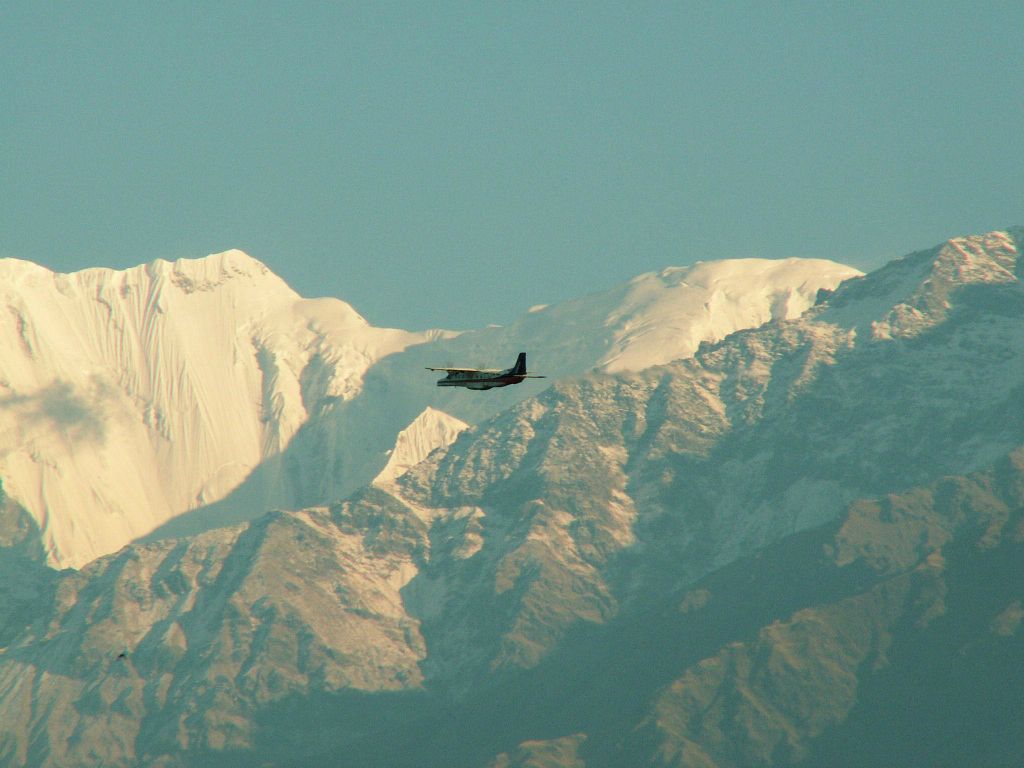 NEPAL - POKHARA - een vliegtuig bij de Himalaya bij Sarangkot