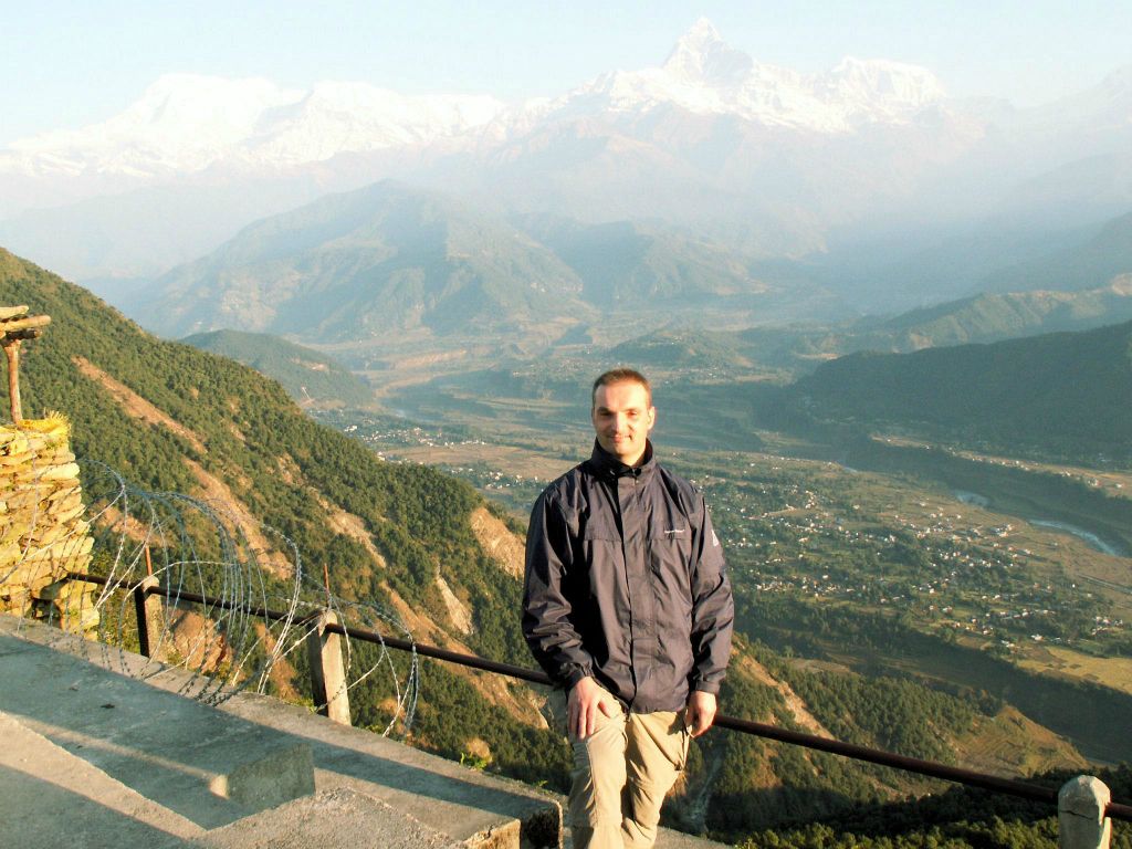NEPAL - POKHARA - Carlos met uitzicht op de Himalaya bij Sarangkot
