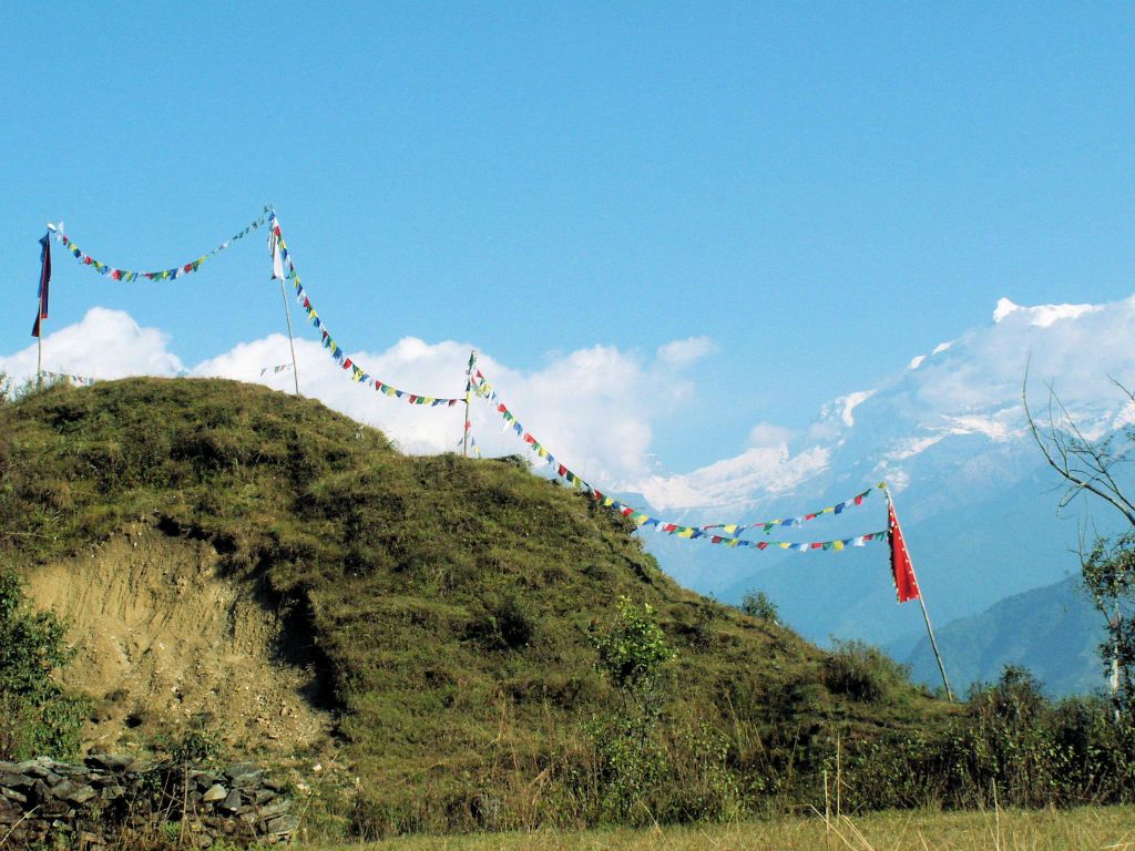 NEPAL - POKHARA - enkele Tibetaanse gebedsvlaggen