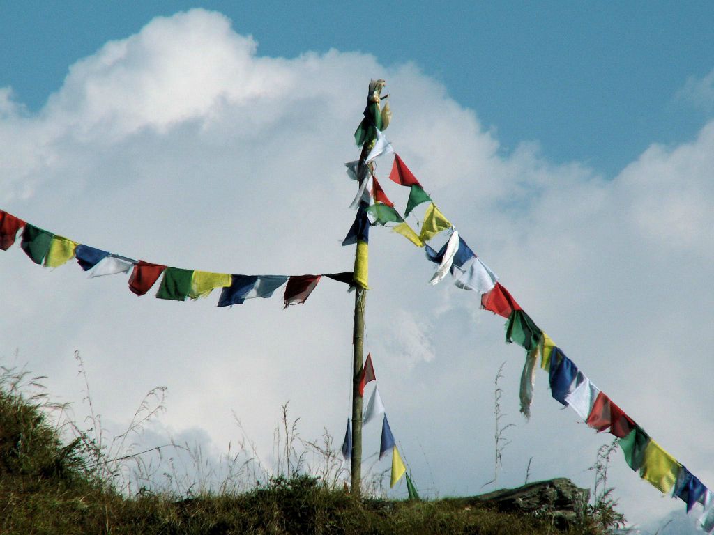 NEPAL - POKHARA - enkele Tibetaanse gebedsvlaggen