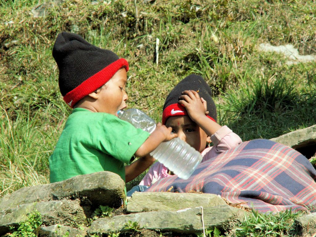 NEPAL - POKHARA - twee kinderen