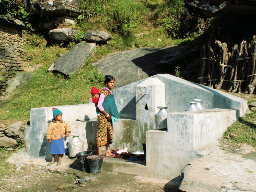 NEPAL - POKHARA - een waterput