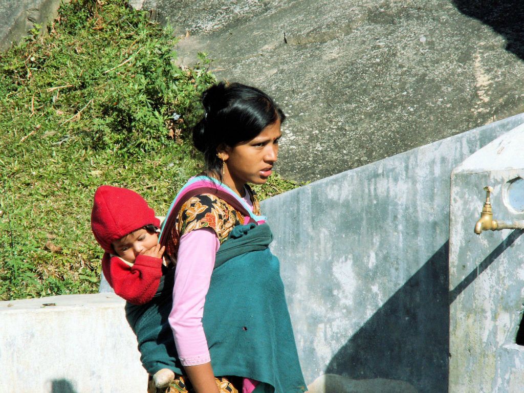 NEPAL - POKHARA - een vrouw met kind