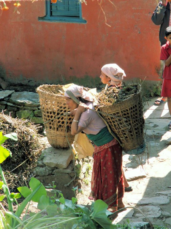 NEPAL - POKHARA - twee vrouwen met manden