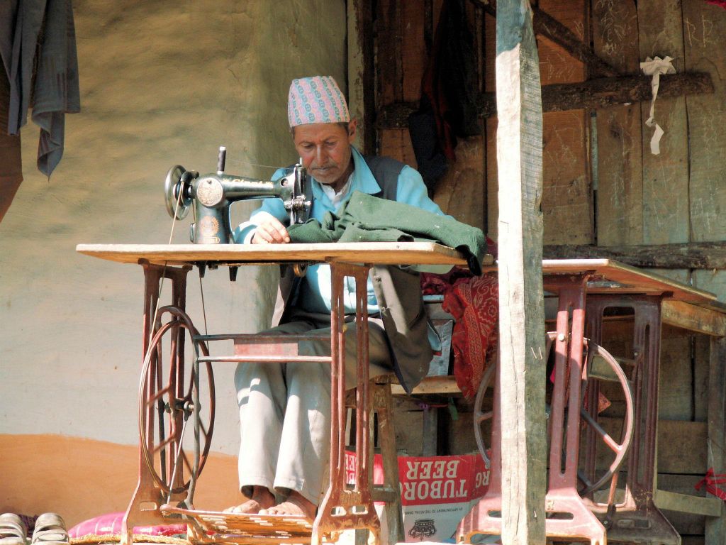 NEPAL - POKHARA - een kleermaker
