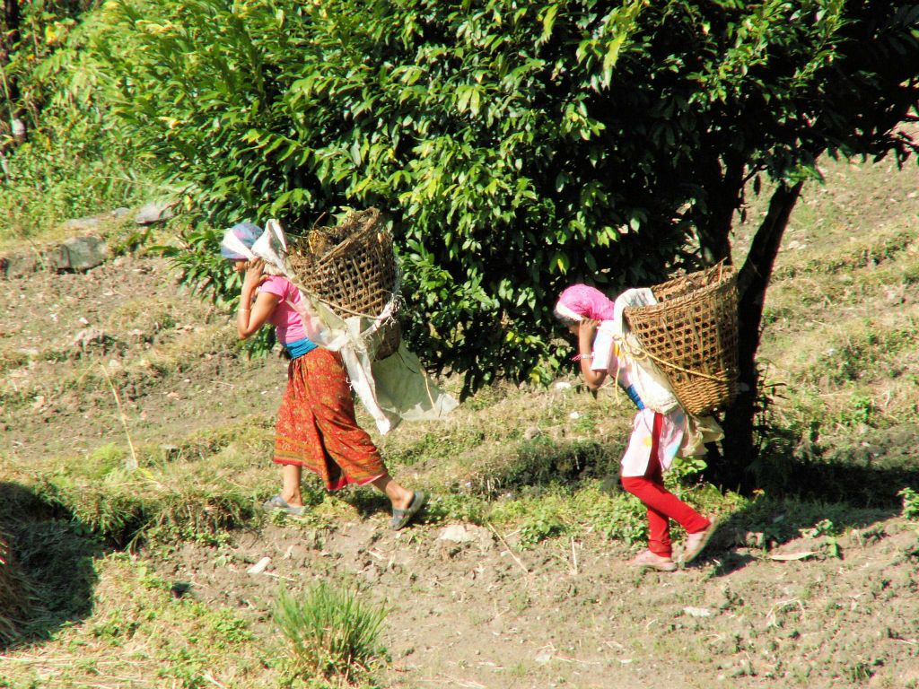 NEPAL - POKHARA - twee vrouwen met manden