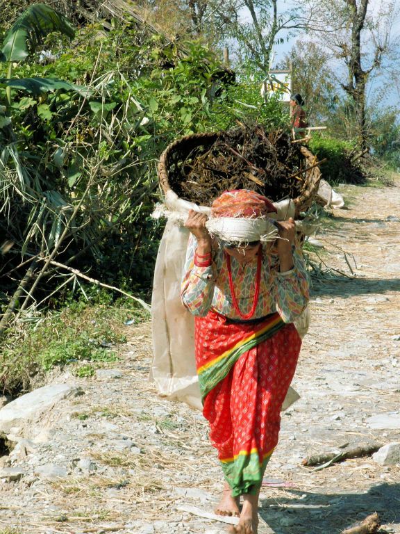 NEPAL - POKHARA - een vrouw met een mand