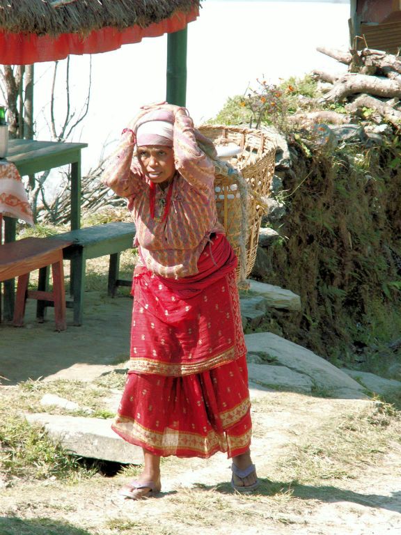NEPAL - POKHARA - een vrouw met een mand