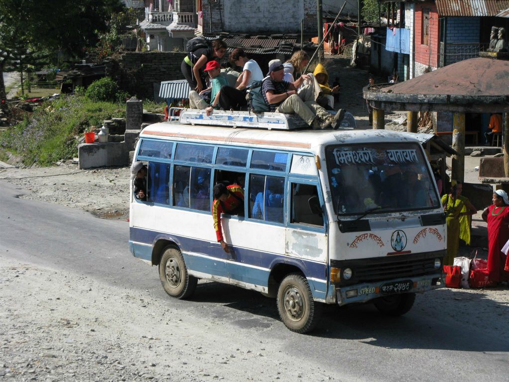 NEPAL - POKHARA - Carlos en groepsgenoten op het dak van een bus
