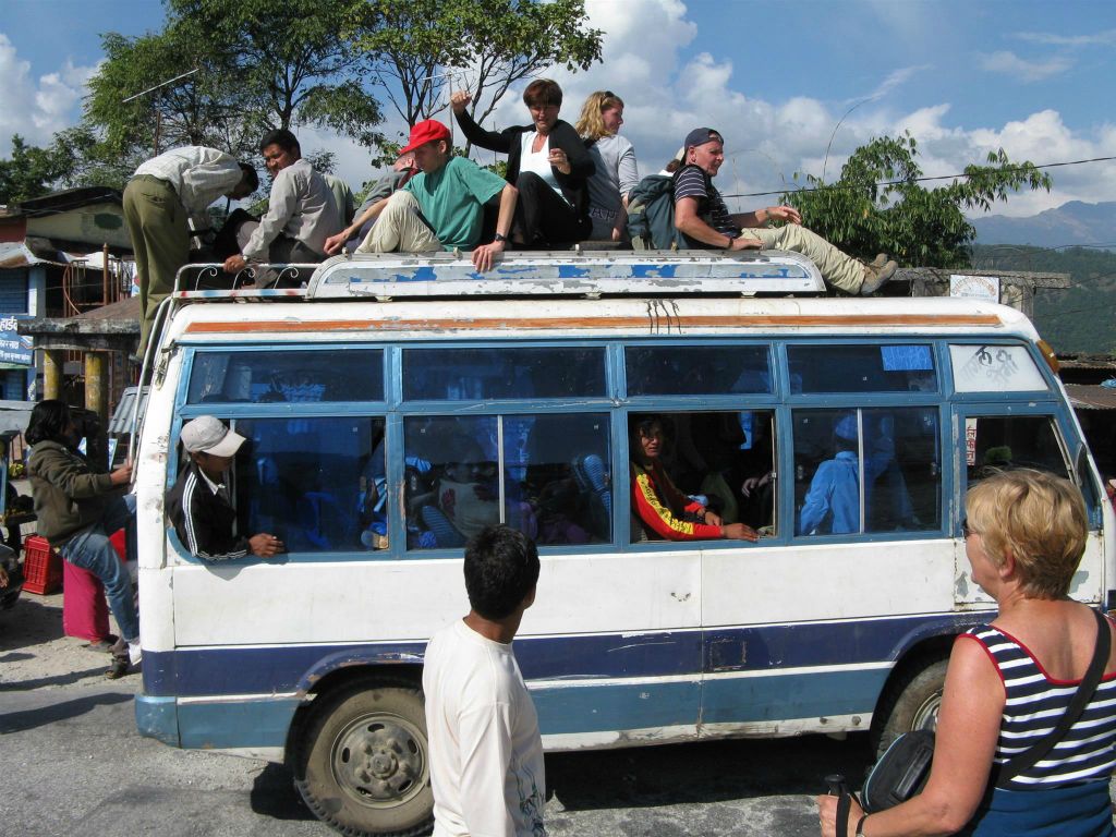 NEPAL - POKHARA - Carlos en groepsgenoten op het dak van een bus