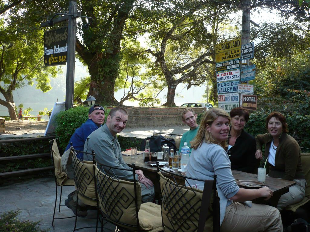 NEPAL - POKHARA - Carlos en groepsgenoten drinken wat op een terras