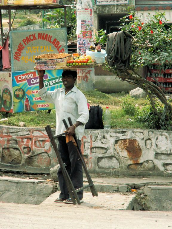 NEPAL - POKHARA -> KATHMANDU - een man die etenswaar te koop heeft