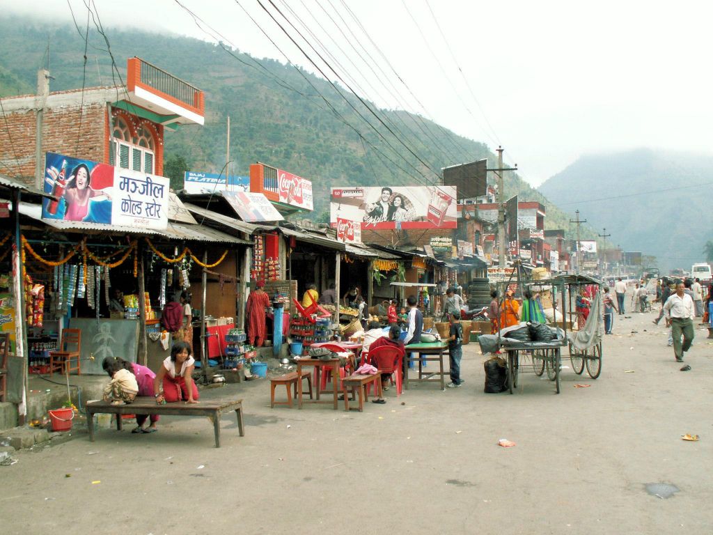 NEPAL - POKHARA -> KATHMANDU - het straatbeeld bij een stop